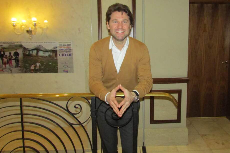 Florin Raducioiu, exjugador rumano, en un hotel en el centro de Bucarest, posa para la lente de El Espectador. / Santiago Amorós