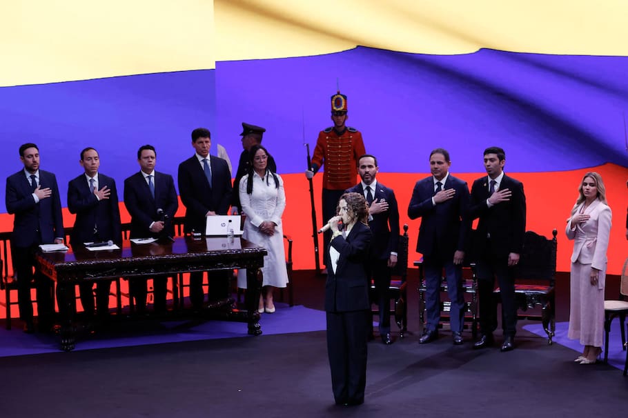AME7023. CALI (COLOMBIA), 07/08/2026.- La cantante Maía (c) interpreta el himno de Colombia durante la ceremonia de investidura del presidente electo Abelardo de la Espriella, este viernes en Cali (Colombia). EFE/ Mauricio Dueñas Castañeda