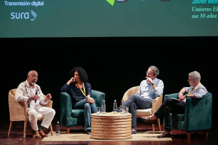 De izquierda a derecha, el escritor cubano Leonardo Padura, la escritora argentina Leila Guerriero, el escritor colombiano Juan Gabriel Vásquez y el exdirector del diario El País, Javier Moreno, participan en la segunda jornada de la XXI edición del Hay Festival este viernes, en Cartagena.