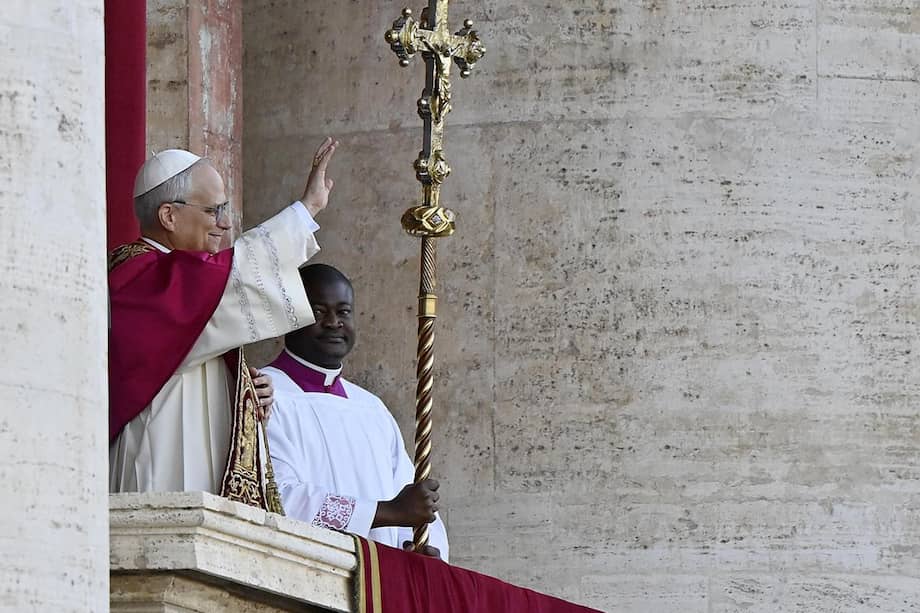 El recién elegido papa León XIV, el cardenal Robert Francis Prevost, saluda a los fieles desde la basílica de San Pedro.