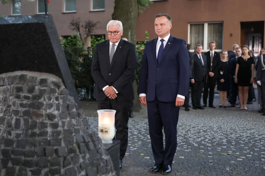 El presidente alemán, Frank-Walter Steinmeier (izquierda) y el presidente polaco, Andrzej Duda, encienden velas en un monumento conmemorativo de los 80 años del comienzo de la II Guerra Mundial.
/ AFP