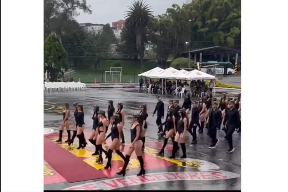 Los modelos eran estudiantes de dos academias de modelaje de Manizales. Aunque tanto el Ejército como los centros de enseñanza afirmaron que tenían los permisos al día, Inspección del Ejército envió una comisión para verificar el hecho.