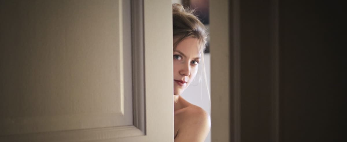 Los entrometidos se inmiscuyen en los asuntos ajenos.