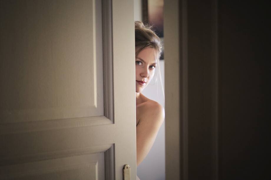 Los entrometidos se inmiscuyen en los asuntos ajenos.