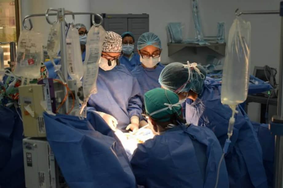 La operación tiene una duración de aproximadamente 12 horas. El objetivo final del procedimiento es que los que reciben el tratamiento no vuelvan a necesitar hospitalización por alguna complicación. / FCV