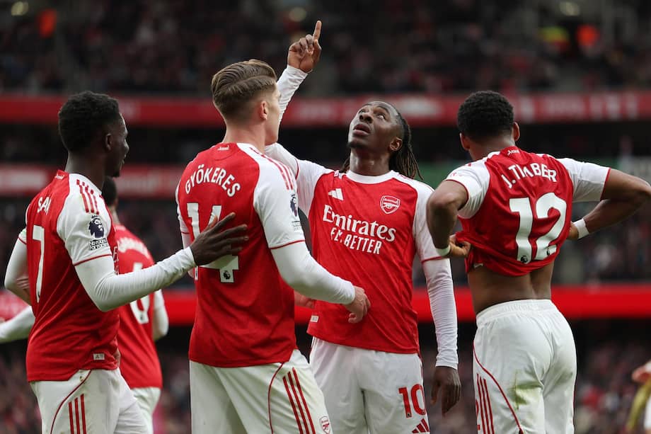 Arsenal aprovechó los tropiezos de sus rivales y se afianzó como único líder tras una fecha con varias sorpresas.