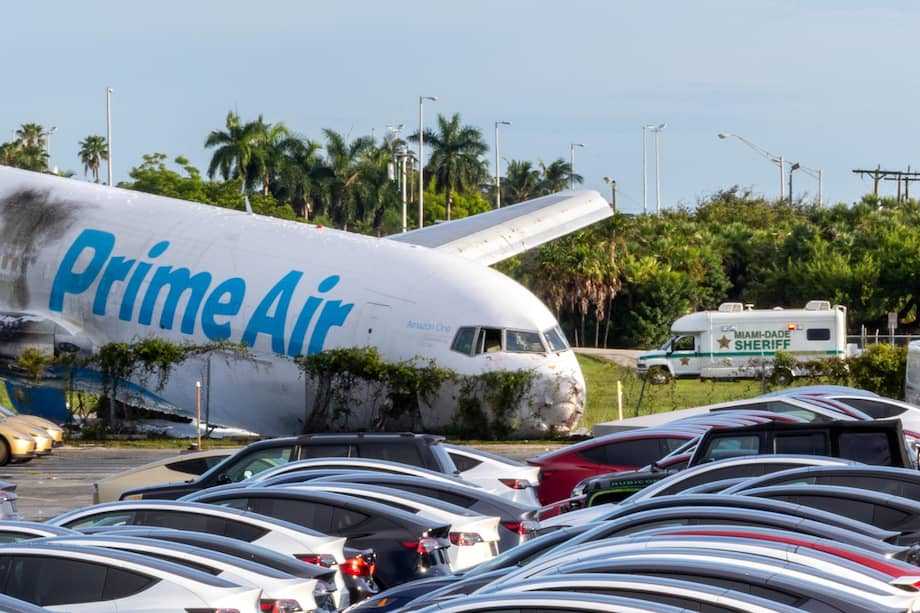 Un avión de carga de Amazon Prime Air quedó volcado de morro tras salirse de la pista en Miami.