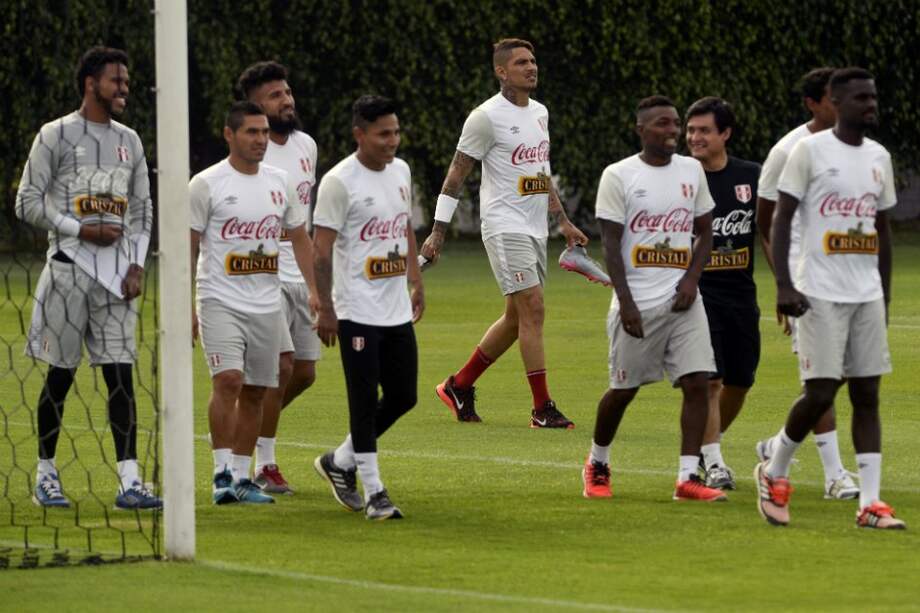 Los jugadores de la selección peruana en la sesión de entrenamiento de este lunes en Lima. / AFP