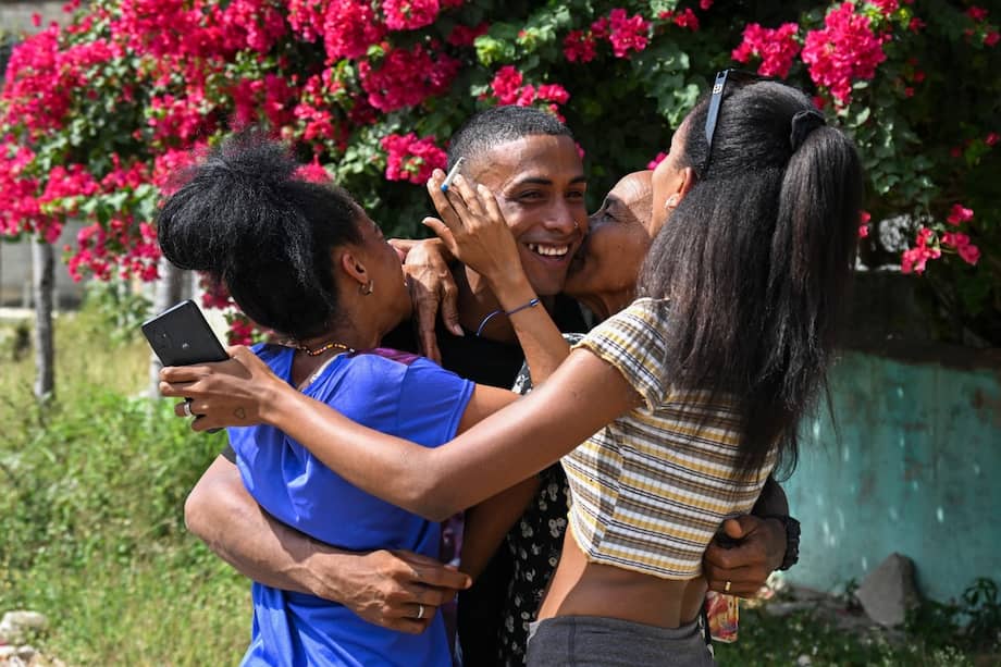 El prisionero cubano Adael Leyva Díaz saluda a sus familiares tras ser liberado.