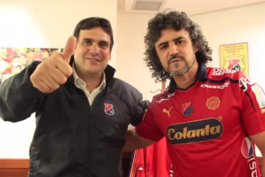 Eduardo Silva presenta a Leonel Álvarez como nuevo DT de Medellín. Foto: Medellín