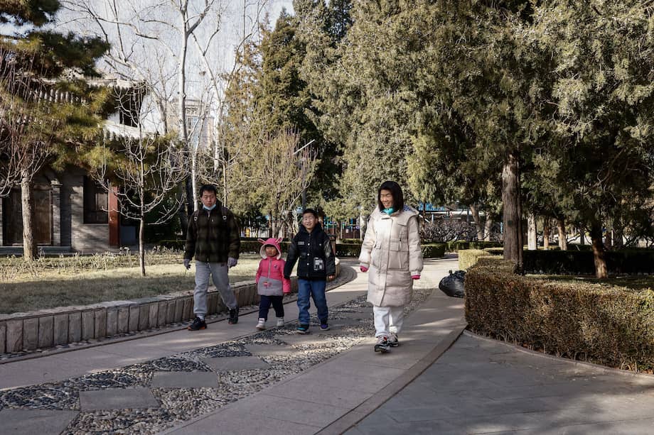 Una familia pasea por un parque de Pekín, China, el 17 de enero de 2023.