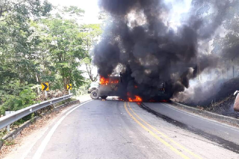 En medio de los bloqueos dos camiones han sido incinerados. / Cortesía.