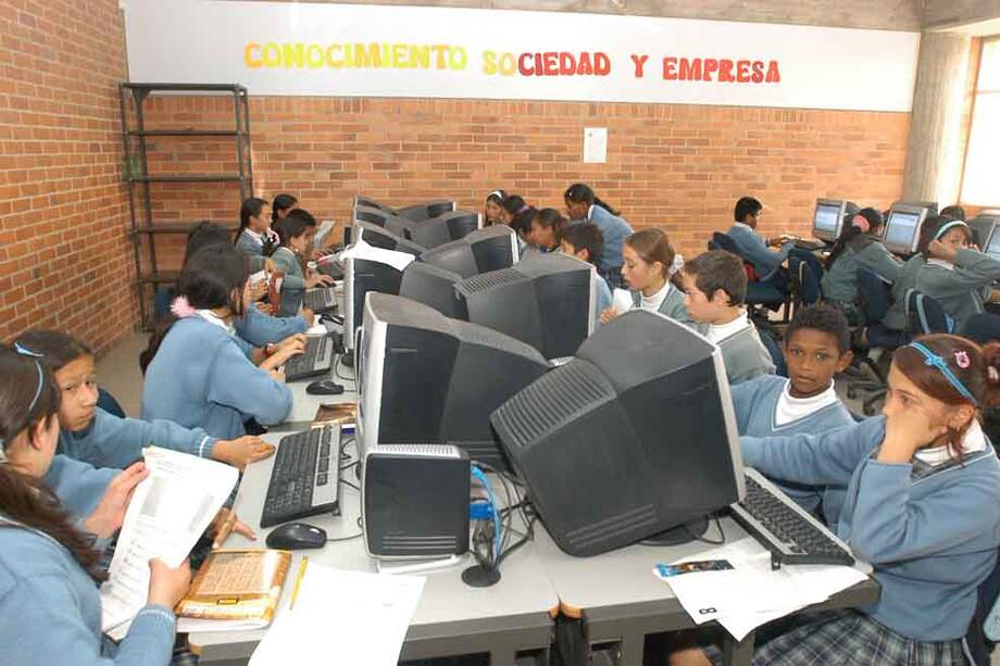 “Education at a Glance” compara la estructura, las finanzas, y el rendimiento de los sistemas educativos de los 34 países miembros de la OCDE, así como un número restringido de países asociados.