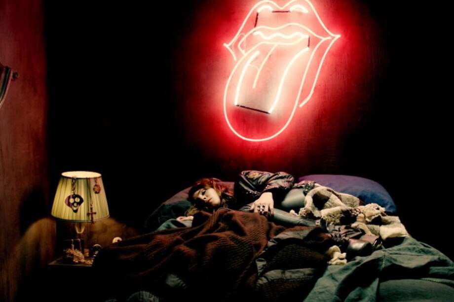 Noomi Rapace en el video de "Doom and Gloom", lo nuevo de Rolling Stones.