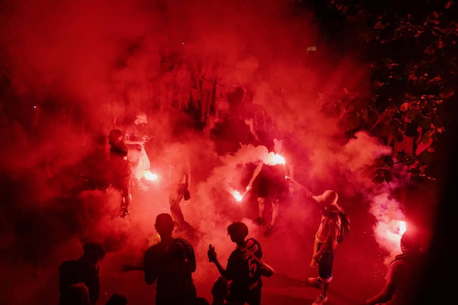 La policía reportó daños en comercios y vehículos, mientras la Torre Eiffel se iluminaba con los colores azul y rojo del bicampeón.