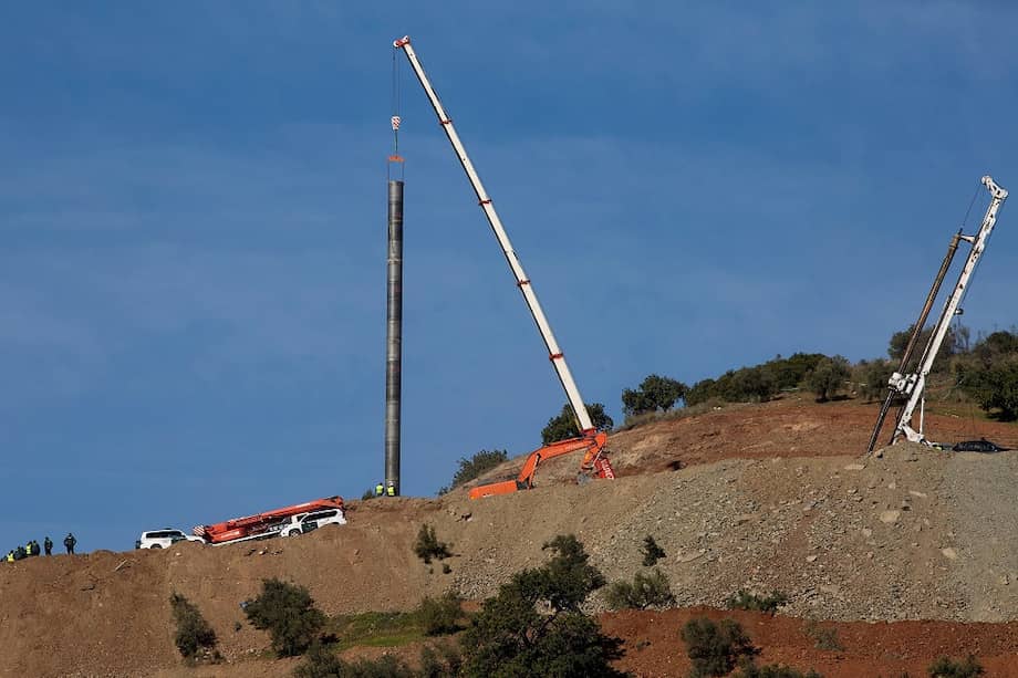 El equipo que trabaja en Totalán saca los tubos del encamisado del túnel vertical de 60 metros para preservarlos en perfecto estado ante el riesgo de que puedan quedar atascados debido a las dificultades al no pasar la cota de 40 metros de profundidad. / EFE