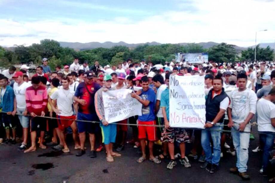 Bloquean frontera colombo-venezolana en rechazo a medidas anticontrabando
