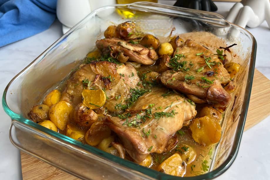 Usa salsa negra en esta receta de churrasco de pollo con papas criollas.