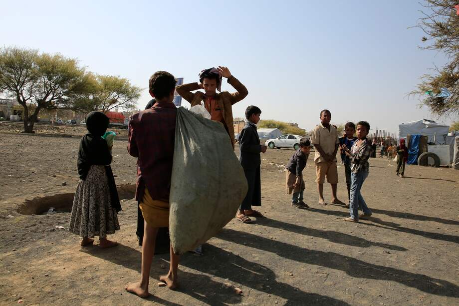 Niños yemeníes desplazados se reúnen en un campamento para personas en las afueras de Sana'a, Yemen, el 14 de junio de 2022.