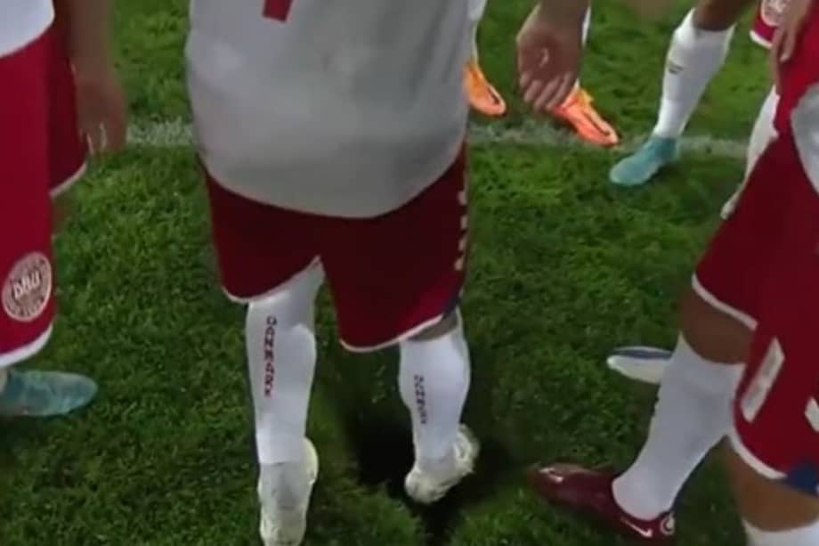 Los jugadores de Dinamarca le muestra el huevo en la mitad de la cancha al árbitro del partido // Captura de pantalla de la transmisión.