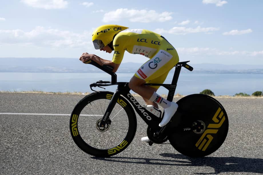 El ciclista esloveno Tadej Pogačar del UAE Team Emirates XRG está vestido con el maillot amarillo que lo identifica como el líder de la clasificación general del Tour de Francia.