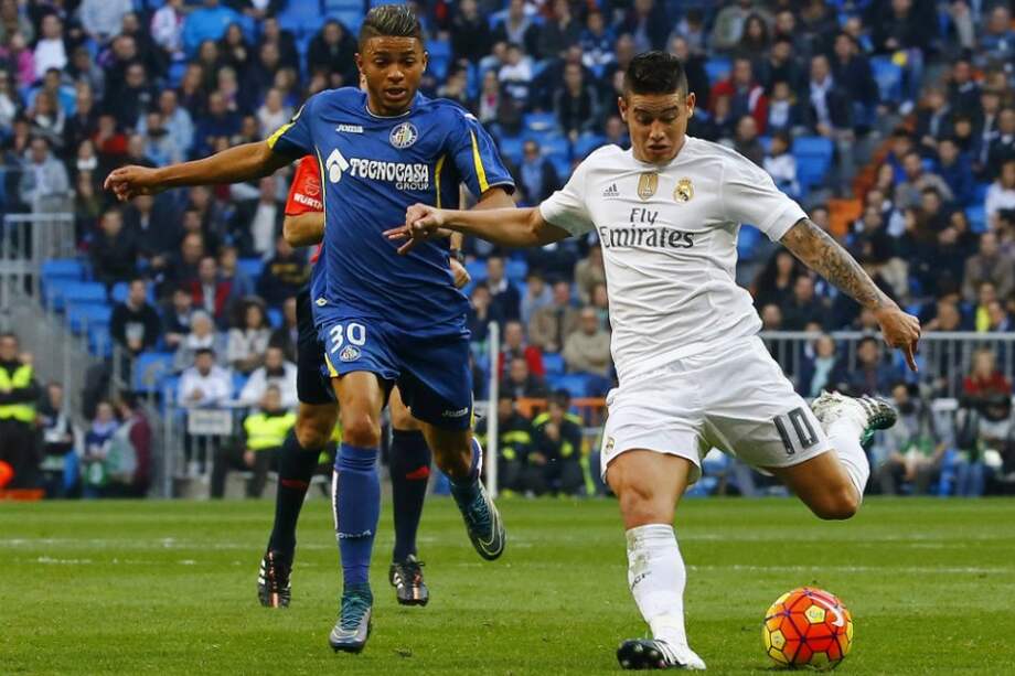 James Rodríguez (d), junto al brasileño del Getafe, Wanderson Sousa (i), durante el partido del Real Madrid ante el Getafe. / EFE