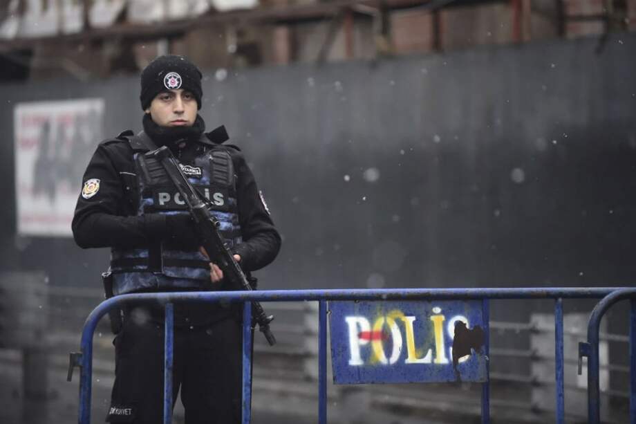 Fuerzas de seguridad siguen desplegadas en Estambul, tras el ataque terrorista. / AFP