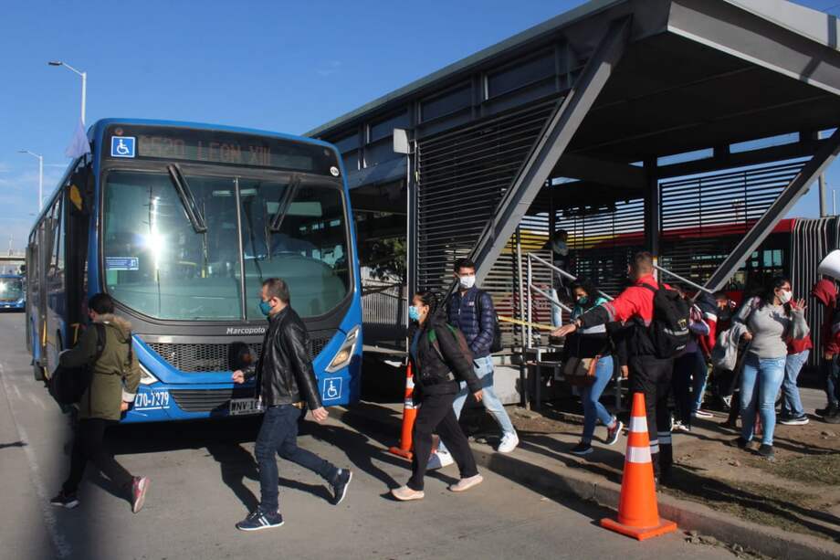 En Soacha, donde todas las estaciones quedaron destrozadas y por tanto es uno de los sectores más afectados, se implementó una ruta circular y un servicio temporal entre el Portal Sur y la estación Terreros.