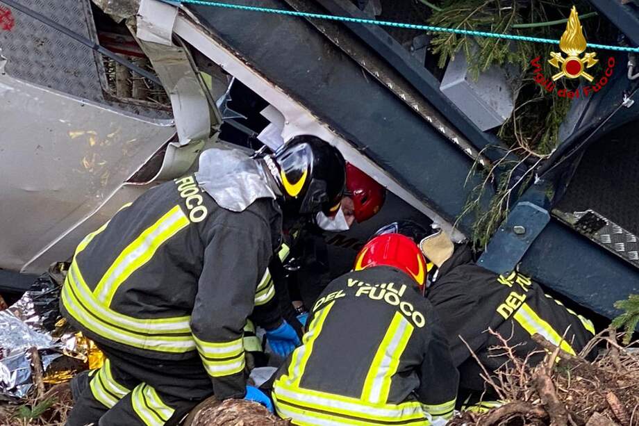 Los bomberos italianos, mejor conocidos como "Vigili del Fuoco" intentan rescatar personas luego del accidente.