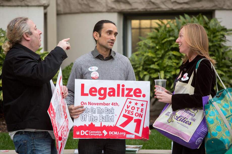 Voluntarios de la campaña por la aprobación del cannabis recreativo en Washington D.C. / AFP