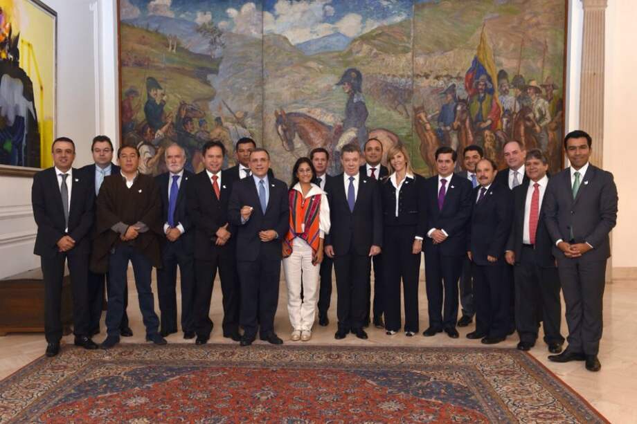 En medio de tensiones en unidad nacional, Santos se reúne con ganadores de La U