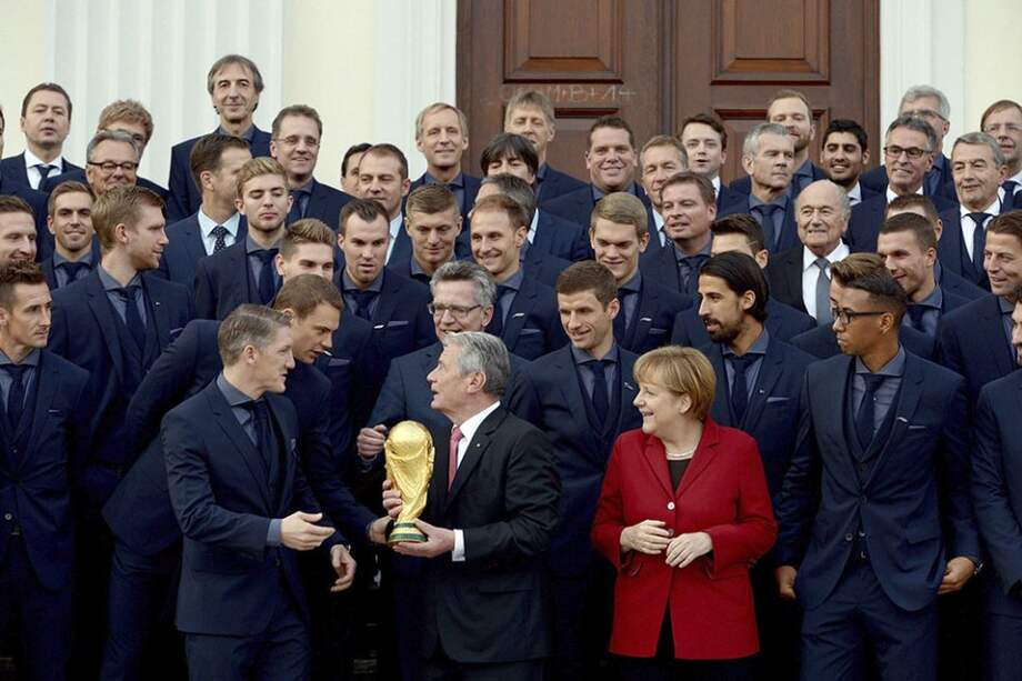 el Presidente de la FIFA Blatter condecoró en Berlín a la selección alemana y a su cuerpo técnico con el escudo de campeón del mundo de la FIFA. Foto: EFE