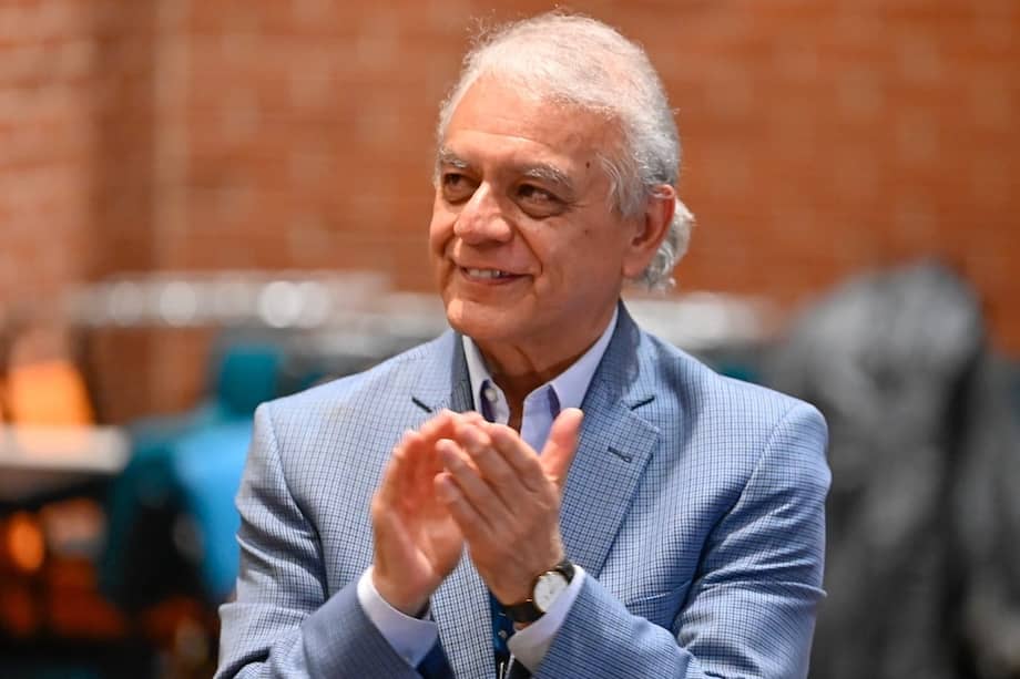 Bernardo Camacho ha trabajado en el sector público, en la Secretaría Distrital de Salud de Bogotá. Fue, hasta hace unos meses, el interventor de Nueva EPS.