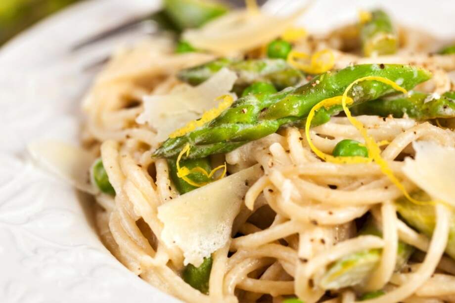 Fetuccini all'uovo con pancetta y arvejas