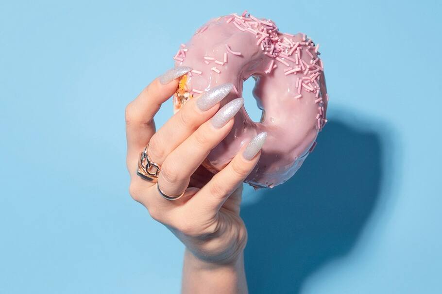 Las uñas 'glazed donut' se han tomado las redes sociales y ya varias famosas las han lucido en público.