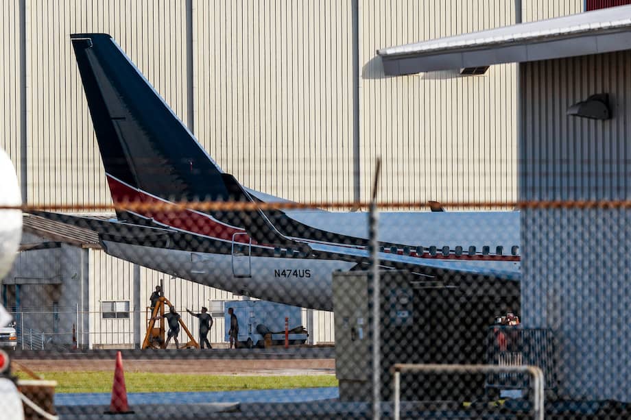 Un avión de pasajeros Boeing 737 comprado por el Departamento de Seguridad Nacional estacionado el mes pasado en el Aeropuerto Internacional Chennault en Lake Charles, Luisiana.