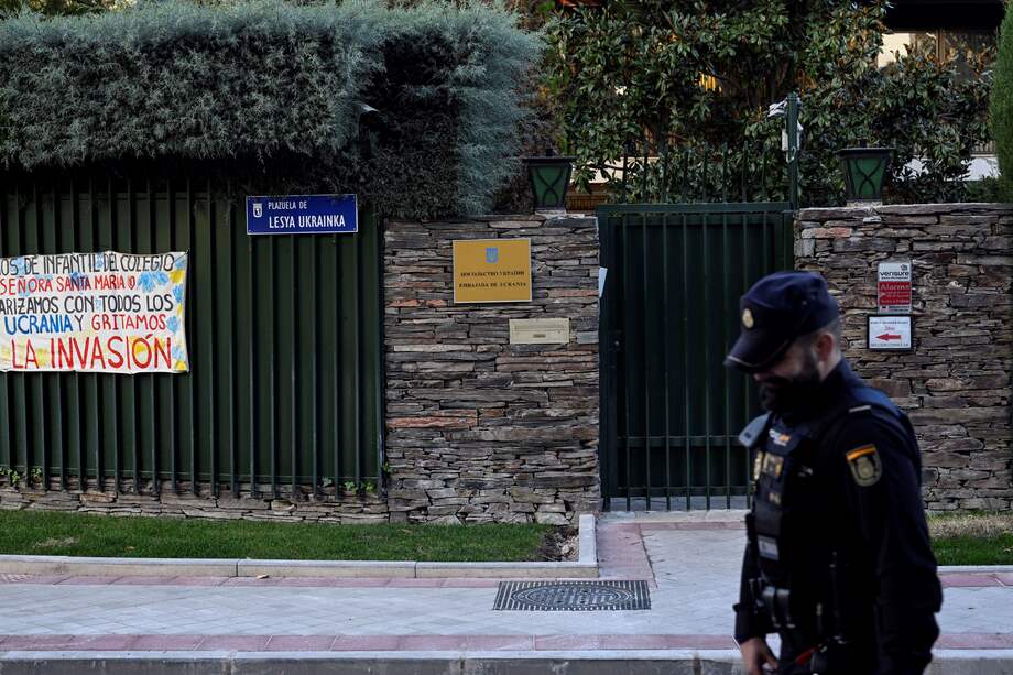 Un policía español hace guardia junto a la embajada de Ucrania en Madrid el 2 de diciembre de 2022.