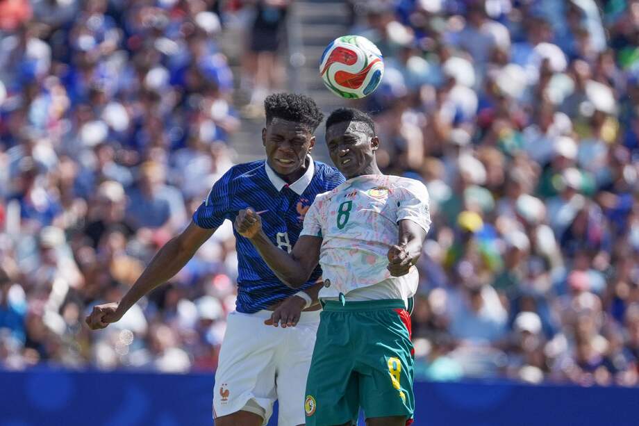 El francés Aurelien Tchouameni (i) disputa el balón con el senegalés Lamine Camara durante un partido del grupo I del Mundial de la FIFA 2026 entre Francia y Senegal.