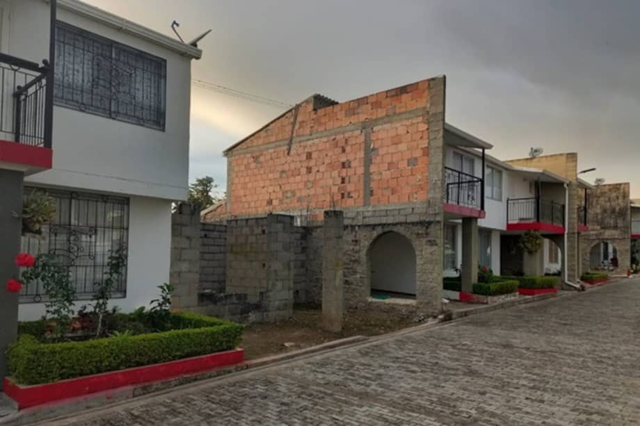 Entre la oferta inmobiliaria están: porcentajes de bodegas en Ciudad
Bolívar y Fontibón, un apartamento con parqueadero en San Cristóbal, un porcentaje de lote para construcción en Fusagasugá y otro porcentaje de casa de descanso en Villavicencio.