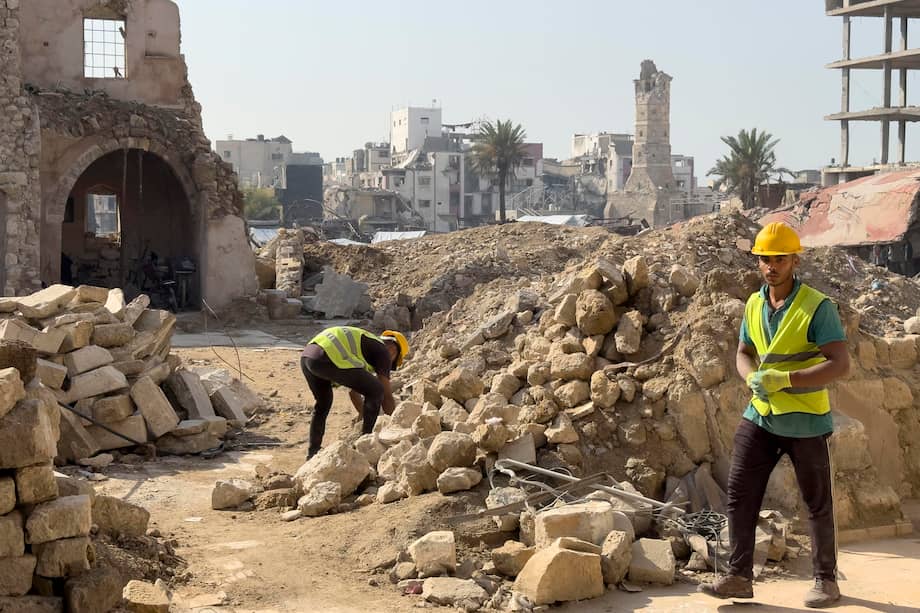 Arqueólogos intentan restaurar el Palacio Basha en Palestina, tras su destrucción por ataques israelíes.