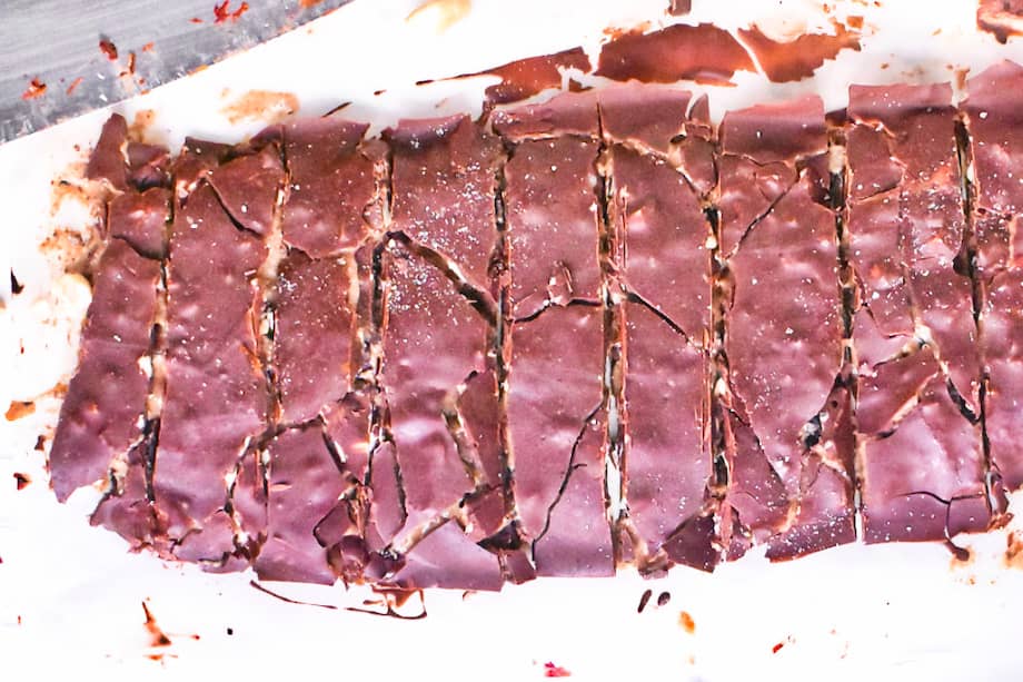 Usa sal rosada o marina para saborear estas barras energéticas de dátiles y chocolate.