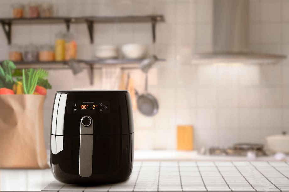 Limpiar tu freidora de aire con limón es un truco casero práctico, efectivo y respetuoso con el medio ambiente.