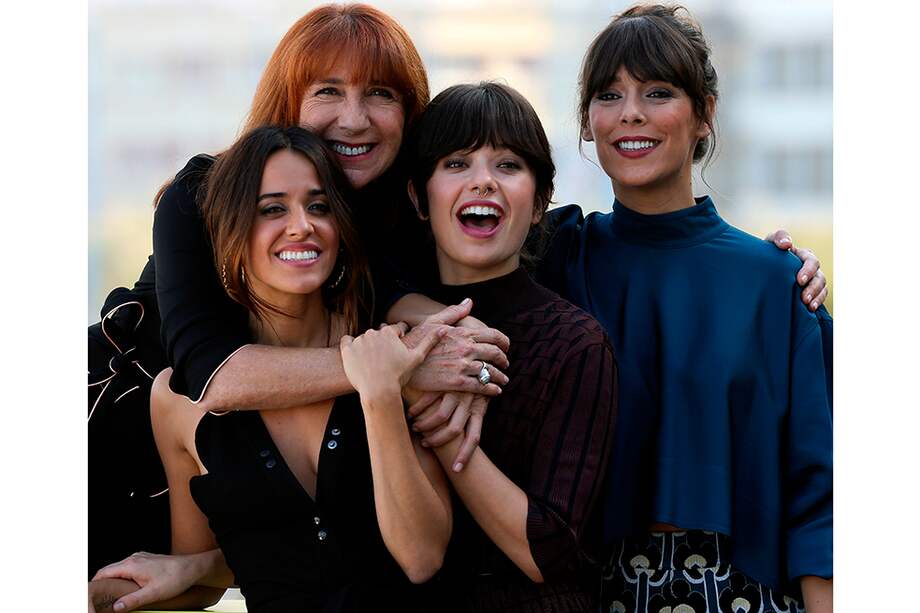 Las actrices Gracia Olayo (arriba), Macarena García (i), Ana Castillo (c) y Belén Cuesta, durante la presentación de la película "La llamada", en el Festival Internacional de Cine de San Sebastián. / EFE