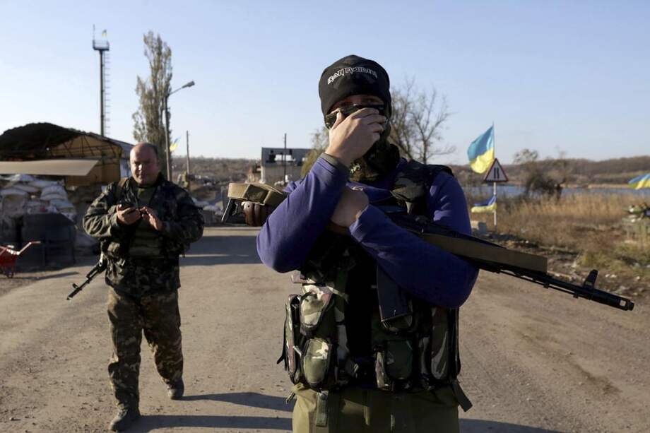 Soldados ucranianos hacen guardia en Kárlovka, cerca de Donetsk. / EFE