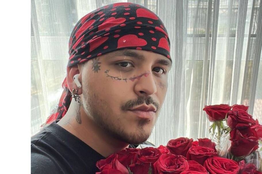 El cantante Christian Nodal confesó que le gustaría que su hija con Cazzu le conozca el rostro "al natural", sin ninguno de los tatuajes que se ha realizado a lo largo de los años.