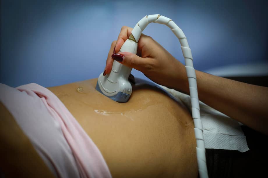 El embarazo temprano, entre otras cosas, limita el desarrollo educativo y económico de las niñas y adolescente. EFE/ Francisco Guasco