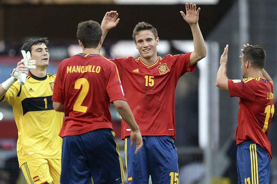 Los españoles celebran el pase a cuartos de final del Mundial sub-20 de Turquía. / EFE