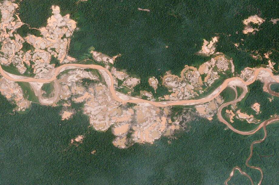 La mina de oro "La Pampa" ha crecido rápidamente a lo largo de los años. En 2016, sin embargo, la mina se derramó al sur del río Malinowski, ingresando ilegalmente a la Reserva Nacional de Tambopata, un bosque protegido. La Asociación de Conservación del Amazonas usó datos de Planet para publicar una serie de alertas que rastrearon cientos de hectáreas de expansión ilegal y alteraciones mapeadas en el curso del río Malinowski. / Wikimedia Commons