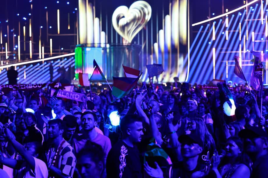 Aficionados vitorean durante la segunda semifinal del 70º Festival de Eurovisión (ESC) en Viena, Austria.