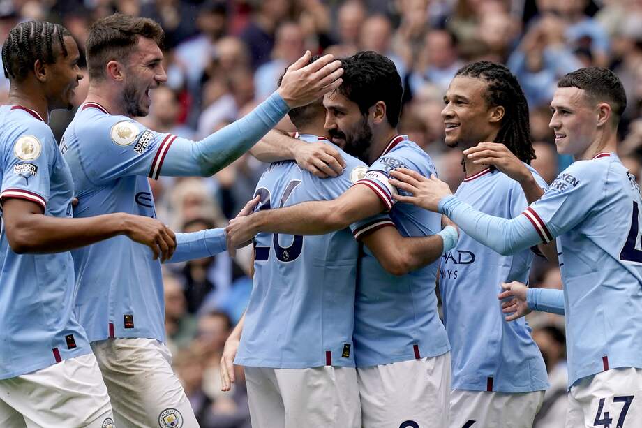 Los jugadores de Manchester City celebran su triunfo en la Premier League.